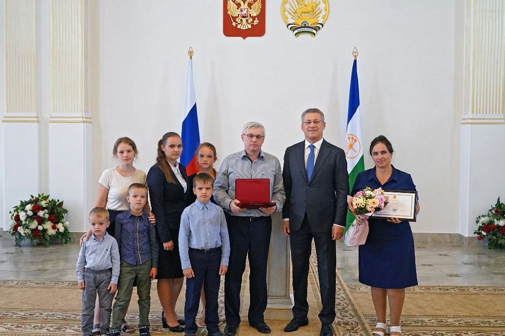 Сегодня мы впервые празднуем День многодетной семьи - праздник, наполненный особым смыслом, теплом и искренней любовью Сегодня мы впервые празднуем День многодетной семьи - праздник, наполненный особым смыслом, теплом и искренней любовью