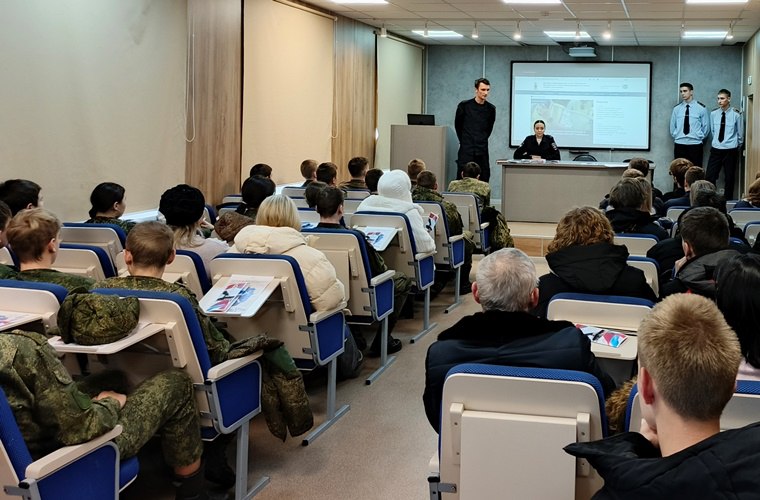 Владивостокские транспортные полицейские приняли участие в «Дне открытых дверей» Владивостокские транспортные полицейские приняли участие в «Дне открытых дверей»