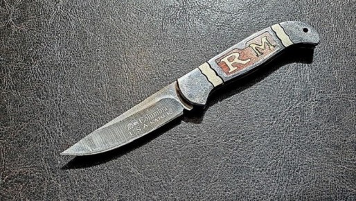 Ударил ножом в грудь подругу жены