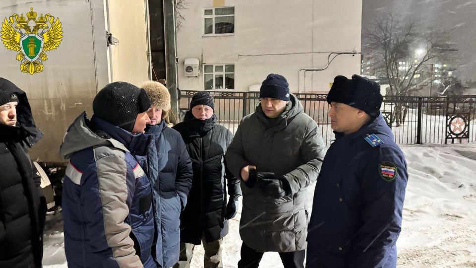 Прокурор Кировского района г. Уфы Денис Семенов и первый заместитель главы администрации г. Уфы Сергей Кожевников находятся на месте коммунальной аварии