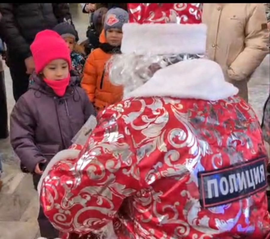 Транспортные полицейские совместно с общественником провели в Стерлитамаке мероприятия в рамках Всероссийской акции «Полицейский Дед Мороз»