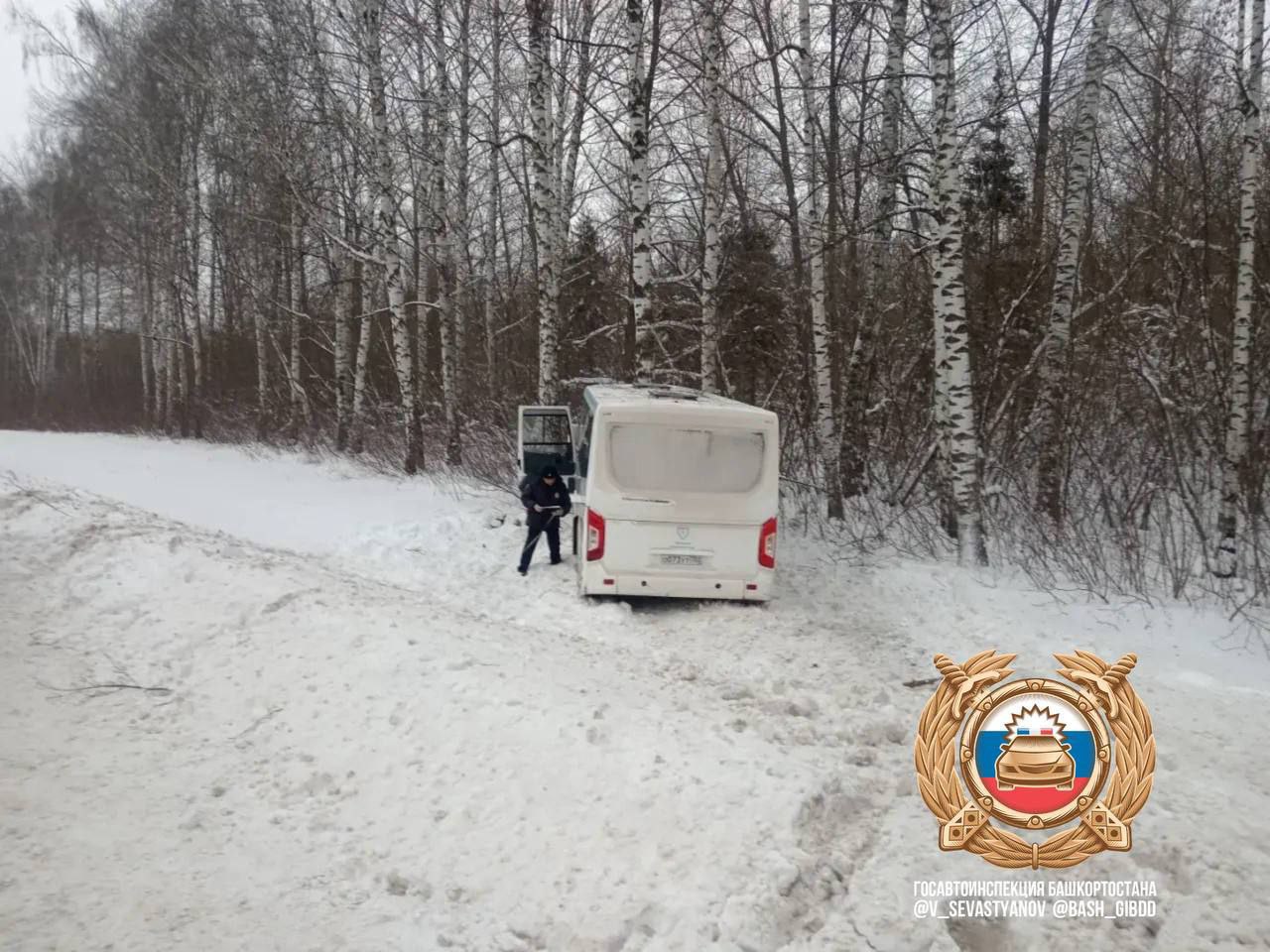 Автобус влетел в дерево. Около трёх часов дня на улице Первомайской в Салавате 64-летний водитель автобуса не справился с управлением и допустил съезд в кювет Автобус влетел в дерево. Около трёх часов дня на улице Первомайской в Салавате 64-летний водитель автобуса не справился с управлением и допустил съезд в кювет