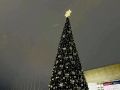 В Уфе появилась еще одна новогодняя площадка — напротив ГКЗ «Башкортостан» нарядили елочку и поставили иллюминацию