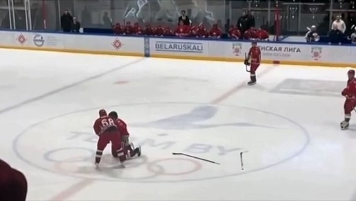 Лукашенко сбили с ног на льду во время хоккейного матча