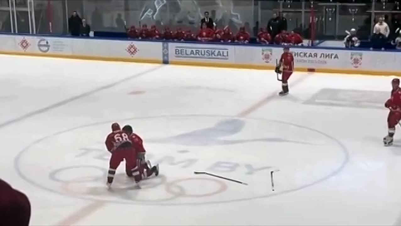 Лукашенко сбили с ног на льду во время хоккейного матча