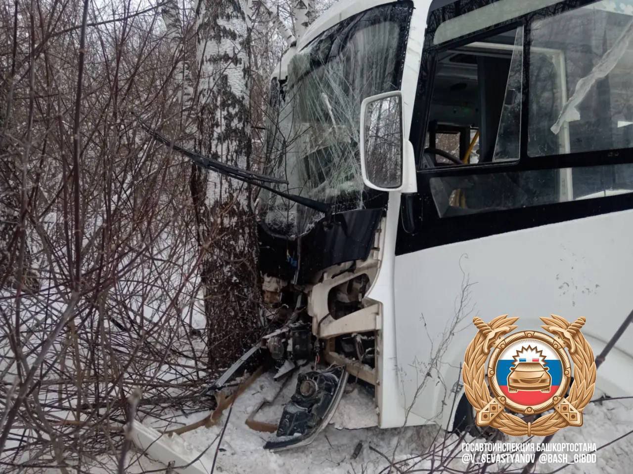 Автобус влетел в дерево. Около трёх часов дня на улице Первомайской в Салавате 64-летний водитель автобуса не справился с управлением и допустил съезд в кювет Автобус влетел в дерево. Около трёх часов дня на улице Первомайской в Салавате 64-летний водитель автобуса не справился с управлением и допустил съезд в кювет