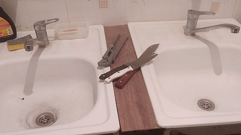 Чуть не зарезала сожителя. В селе Кирябинское Учалинского района во время распития спиртных напитков женщина ударила ножом 63-летнего сожителя