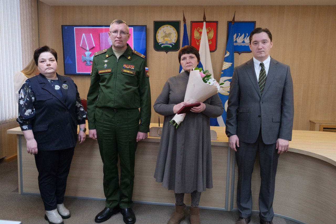 Сегодня глава администрации города Эмиль Шаймарданов, военный комиссар г.Стерлитамак и Стерлитамакского района Анатолий Ревунов и руководитель Комитета семей воинов Отечества г. Стерлитамака Янина Волочаева вручили... Сегодня глава администрации города Эмиль Шаймарданов, военный комиссар г.Стерлитамак и Стерлитамакского района Анатолий Ревунов и руководитель Комитета семей воинов Отечества г. Стерлитамака Янина Волочаева вручили...