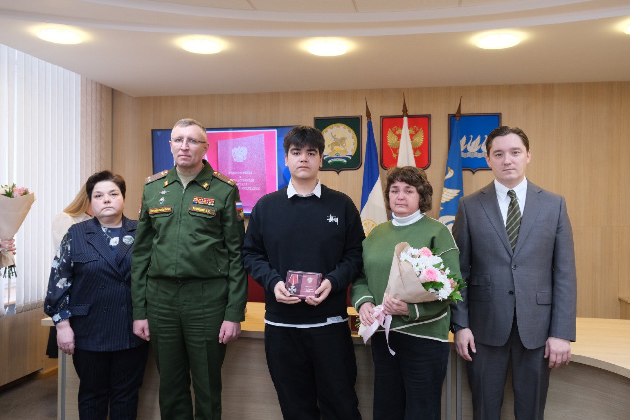 Сегодня глава администрации города Эмиль Шаймарданов, военный комиссар г.Стерлитамак и Стерлитамакского района Анатолий Ревунов и руководитель Комитета семей воинов Отечества г. Стерлитамака Янина Волочаева вручили... Сегодня глава администрации города Эмиль Шаймарданов, военный комиссар г.Стерлитамак и Стерлитамакского района Анатолий Ревунов и руководитель Комитета семей воинов Отечества г. Стерлитамака Янина Волочаева вручили...