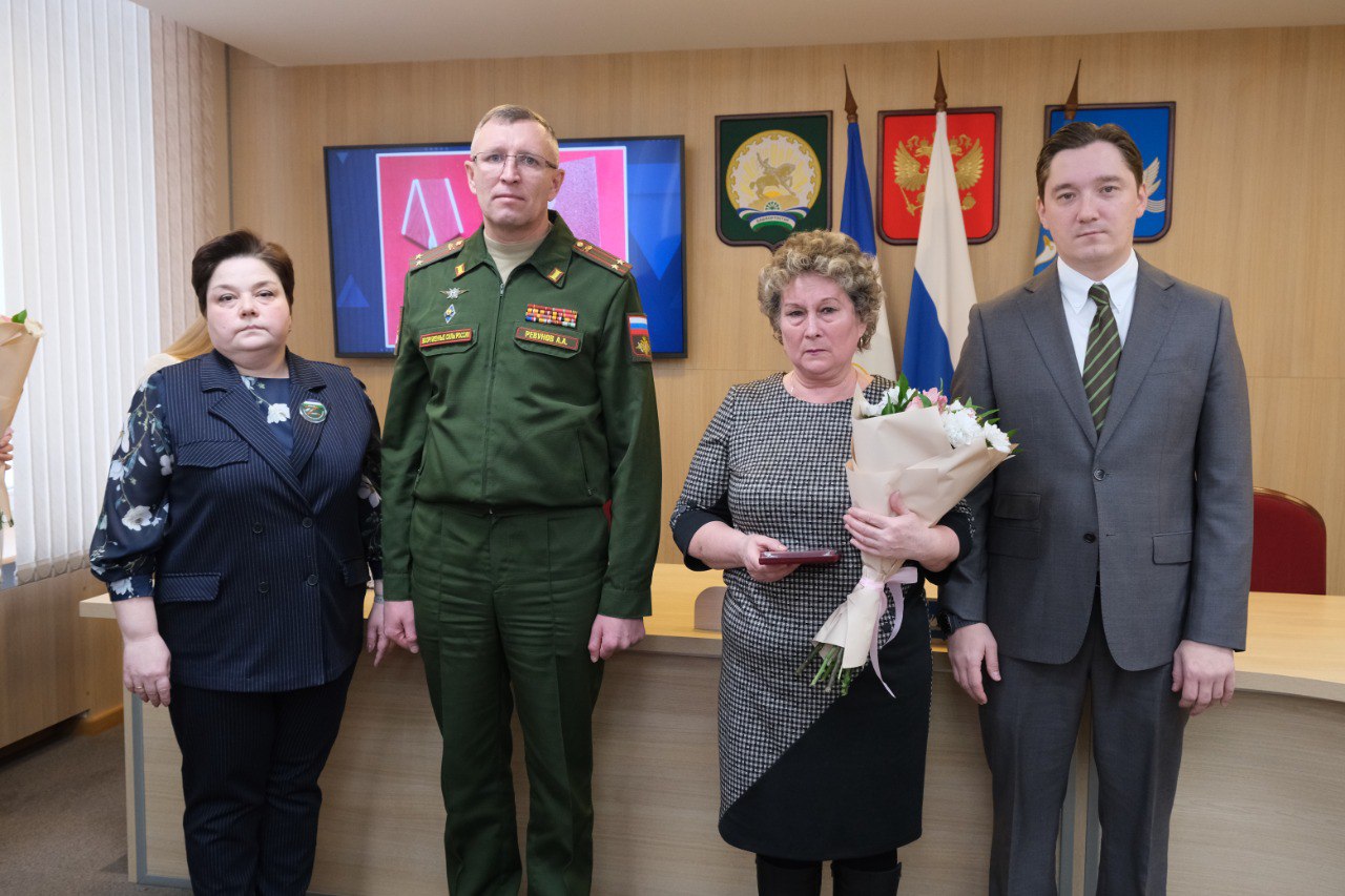 Сегодня глава администрации города Эмиль Шаймарданов, военный комиссар г.Стерлитамак и Стерлитамакского района Анатолий Ревунов и руководитель Комитета семей воинов Отечества г. Стерлитамака Янина Волочаева вручили... Сегодня глава администрации города Эмиль Шаймарданов, военный комиссар г.Стерлитамак и Стерлитамакского района Анатолий Ревунов и руководитель Комитета семей воинов Отечества г. Стерлитамака Янина Волочаева вручили...