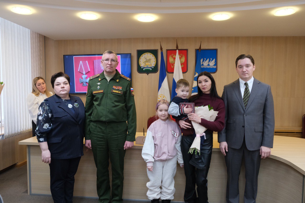 Сегодня глава администрации города Эмиль Шаймарданов, военный комиссар г.Стерлитамак и Стерлитамакского района Анатолий Ревунов и руководитель Комитета семей воинов Отечества г. Стерлитамака Янина Волочаева вручили... Сегодня глава администрации города Эмиль Шаймарданов, военный комиссар г.Стерлитамак и Стерлитамакского района Анатолий Ревунов и руководитель Комитета семей воинов Отечества г. Стерлитамака Янина Волочаева вручили...