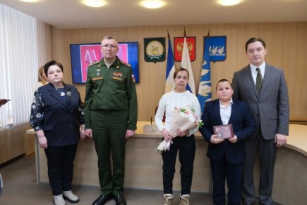 Сегодня глава администрации города Эмиль Шаймарданов, военный комиссар г.Стерлитамак и Стерлитамакского района Анатолий Ревунов и руководитель Комитета семей воинов Отечества г. Стерлитамака Янина Волочаева вручили...