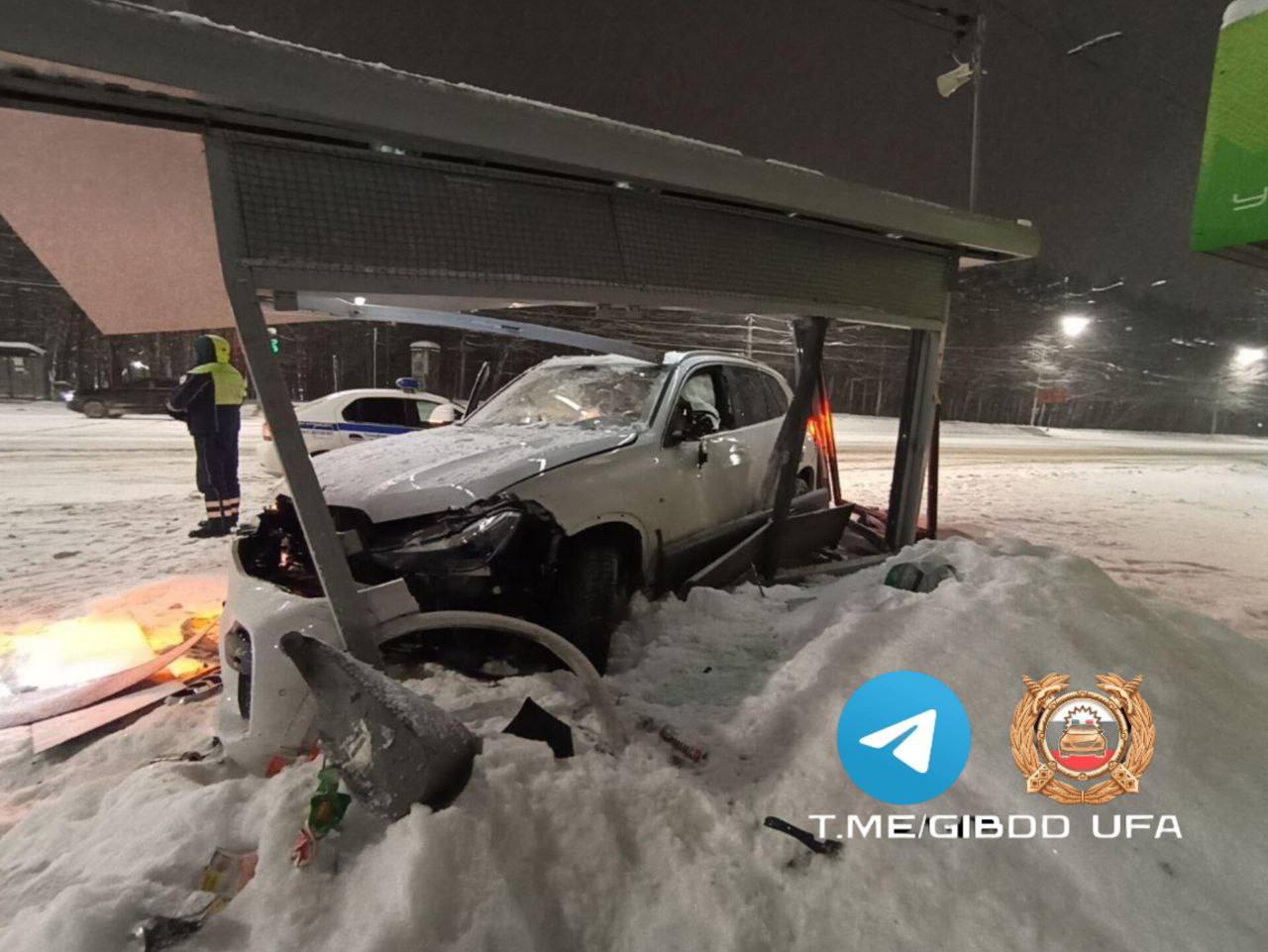 Сегодня, по предварительным данным, около 4 часов утра, 27-летний водитель за рулем «БМВ Х5», двигаясь по ул. Менделеева, не справившись с управлением допустил наезд на остановочный павильон, освидетельствование на состояние... Сегодня, по предварительным данным, около 4 часов утра, 27-летний водитель за рулем «БМВ Х5», двигаясь по ул. Менделеева, не справившись с управлением допустил наезд на остановочный павильон, освидетельствование на состояние...