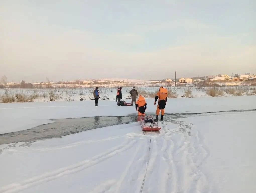 В Белорецком районе спасатели помогли трём рыбакам, застрявшим на льду В Белорецком районе спасатели помогли трём рыбакам, застрявшим на льду