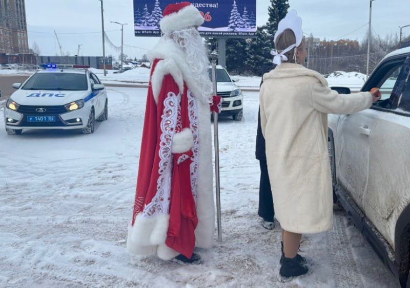 «Полицейский Дед Мороз» поздравил водителей города Октябрьского