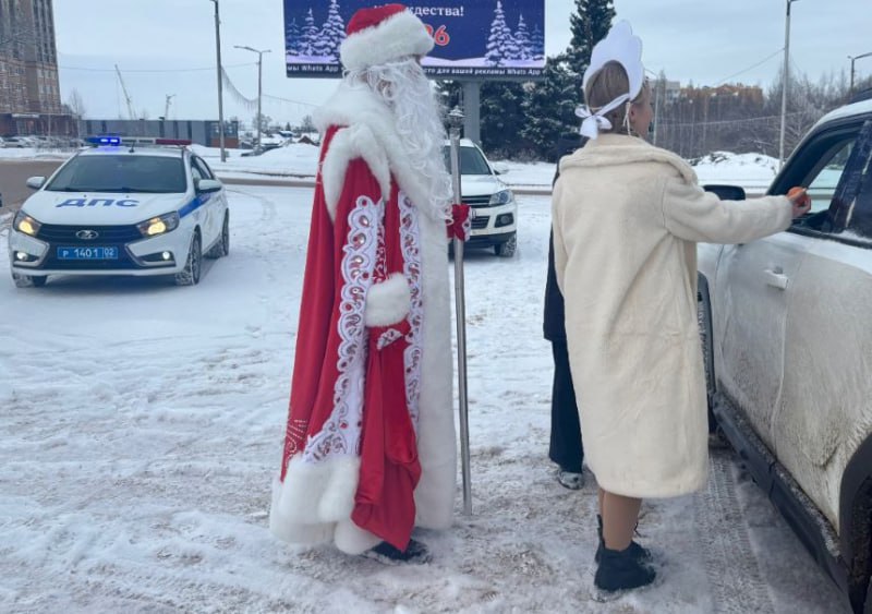 «Полицейский Дед Мороз» поздравил водителей города Октябрьского