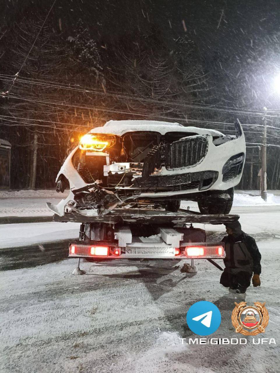 Сегодня, по предварительным данным, около 4 часов утра, 27-летний водитель за рулем «БМВ Х5», двигаясь по ул. Менделеева, не справившись с управлением допустил наезд на остановочный павильон, освидетельствование на состояние... Сегодня, по предварительным данным, около 4 часов утра, 27-летний водитель за рулем «БМВ Х5», двигаясь по ул. Менделеева, не справившись с управлением допустил наезд на остановочный павильон, освидетельствование на состояние...