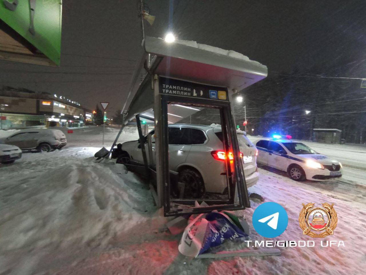 Сегодня, по предварительным данным, около 4 часов утра, 27-летний водитель за рулем «БМВ Х5», двигаясь по ул. Менделеева, не справившись с управлением допустил наезд на остановочный павильон, освидетельствование на состояние... Сегодня, по предварительным данным, около 4 часов утра, 27-летний водитель за рулем «БМВ Х5», двигаясь по ул. Менделеева, не справившись с управлением допустил наезд на остановочный павильон, освидетельствование на состояние...