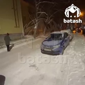 Неадекватка протаранила чужую машину и наехала на человека в Белорецке