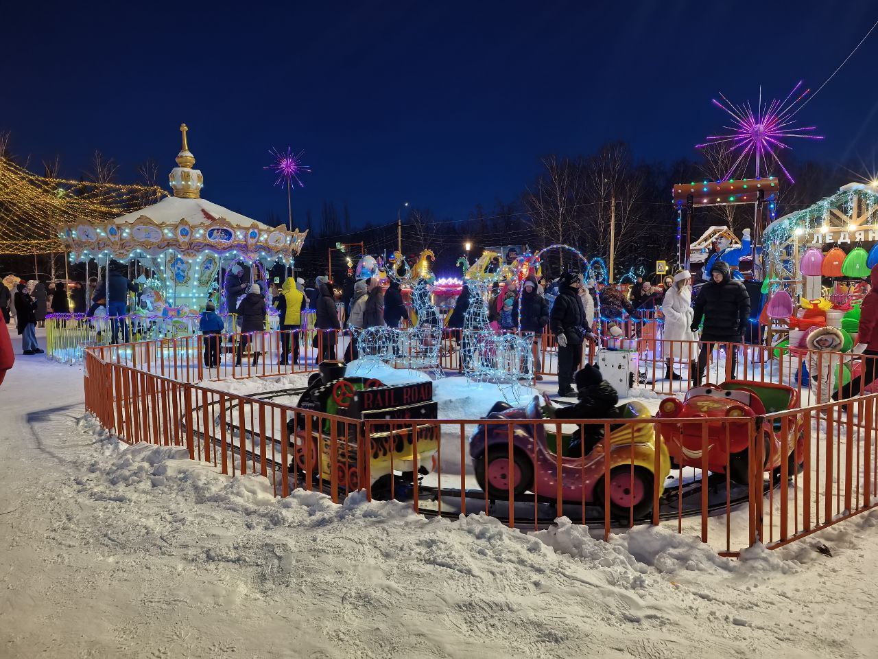 В новогодние праздники самыми посещаемыми местами города становятся новогодние городки В новогодние праздники самыми посещаемыми местами города становятся новогодние городки