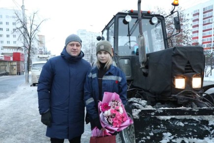 Ратмир Мавлиев: Двадцатилетняя Марина Потапова уже второй год работает водителем трактора в Службе по благоустройству Ленинского района