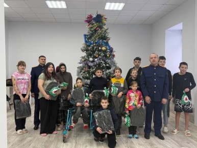В Бирске сотрудники следственного управления поздравили воспитанников центра «Феникс» с наступающим 2026 годом