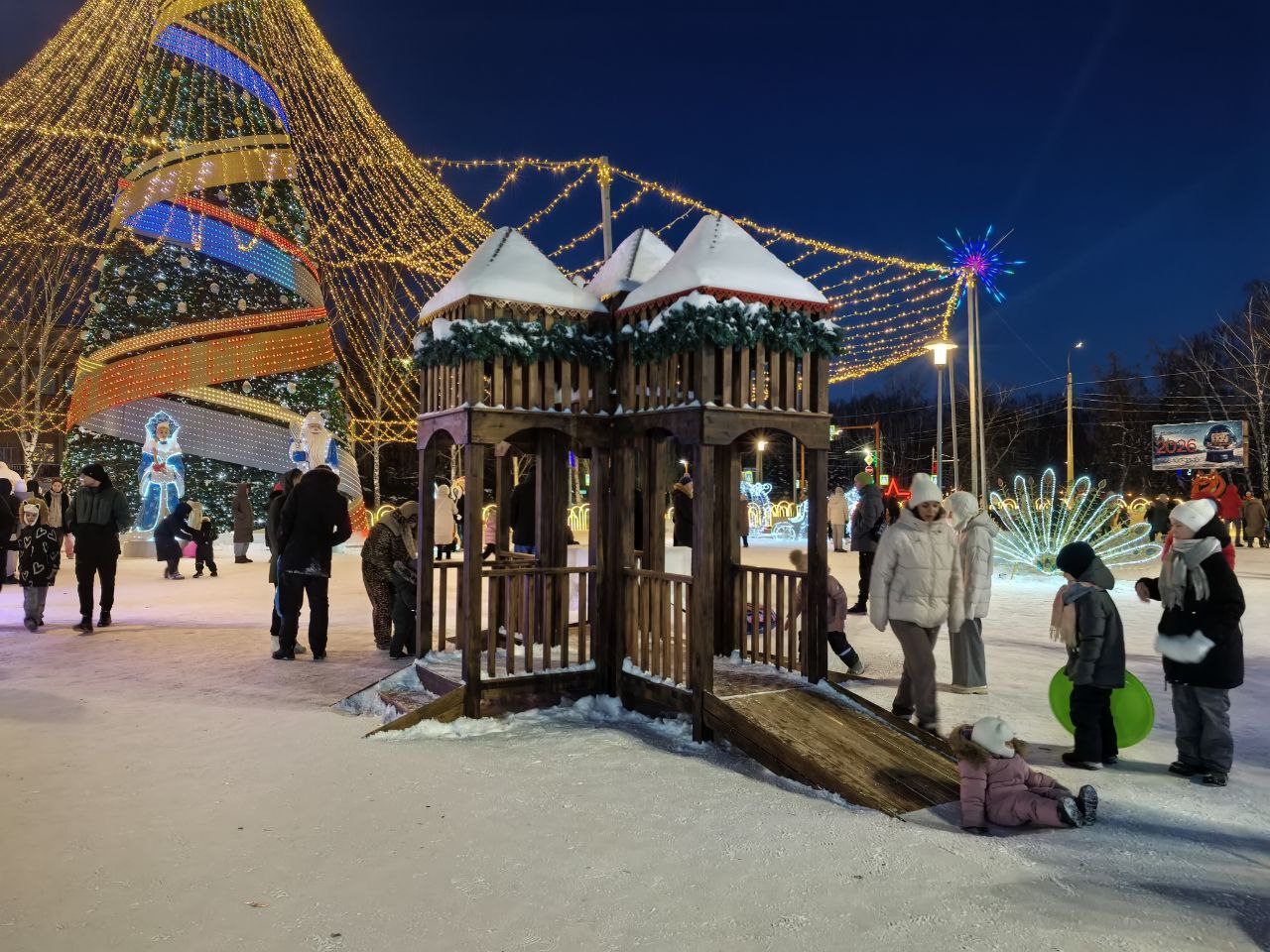 В новогодние праздники самыми посещаемыми местами города становятся новогодние городки В новогодние праздники самыми посещаемыми местами города становятся новогодние городки