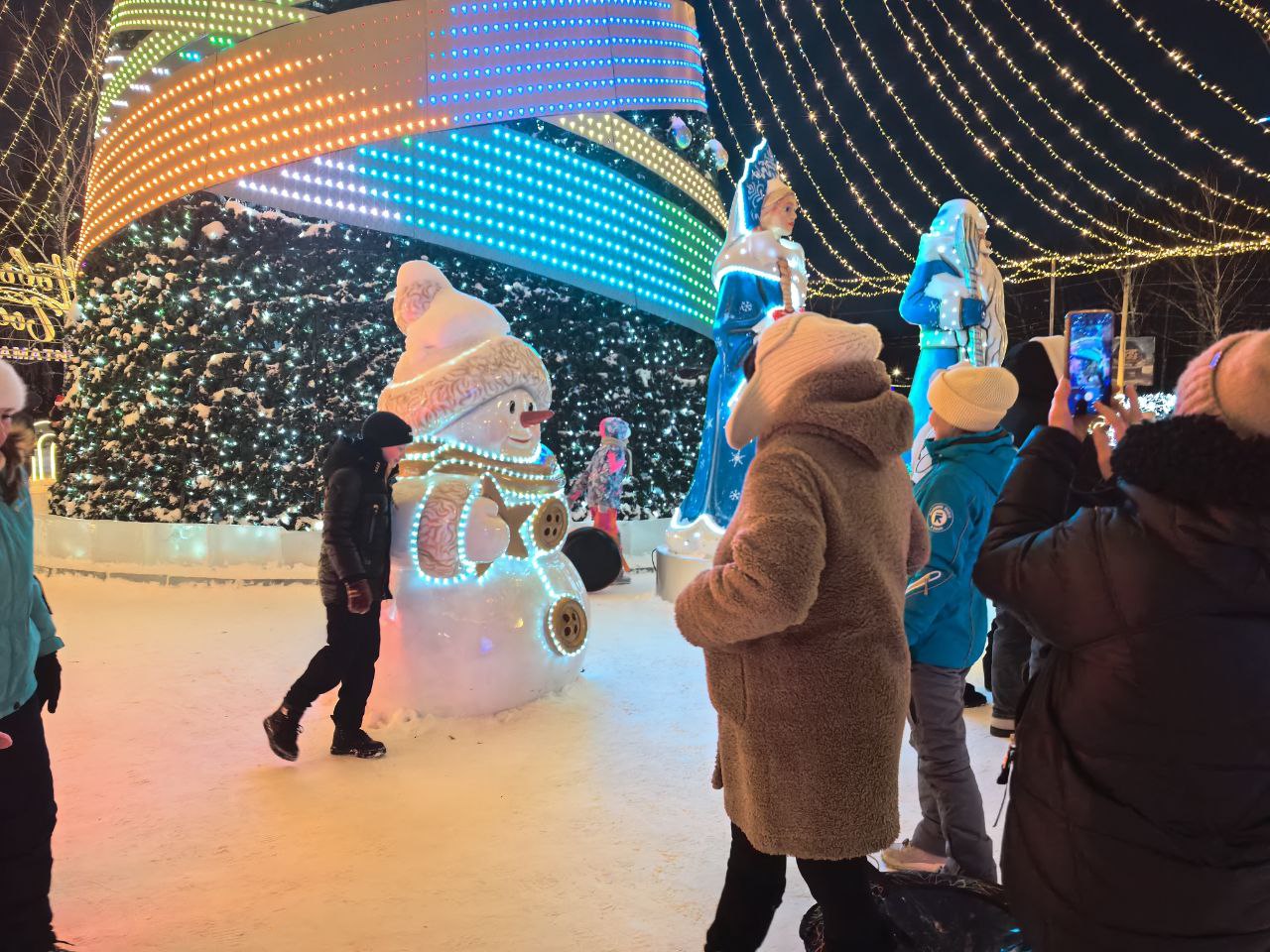 В новогодние праздники самыми посещаемыми местами города становятся новогодние городки В новогодние праздники самыми посещаемыми местами города становятся новогодние городки