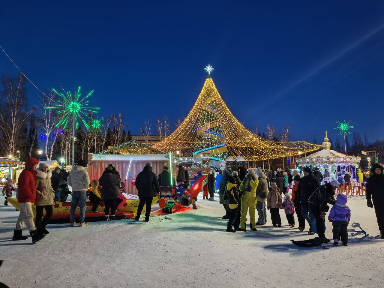 В новогодние праздники самыми посещаемыми местами города становятся новогодние городки В новогодние праздники самыми посещаемыми местами города становятся новогодние городки