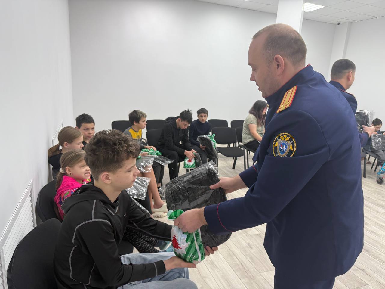 В Бирске сотрудники следственного управления поздравили воспитанников центра «Феникс» с наступающим 2026 годом В Бирске сотрудники следственного управления поздравили воспитанников центра «Феникс» с наступающим 2026 годом