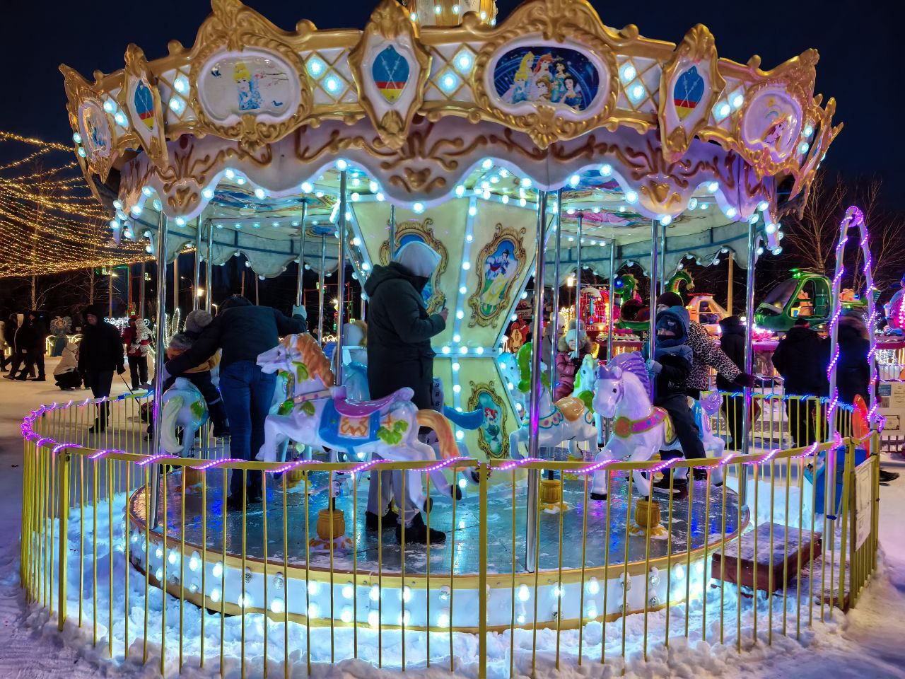 В новогодние праздники самыми посещаемыми местами города становятся новогодние городки В новогодние праздники самыми посещаемыми местами города становятся новогодние городки