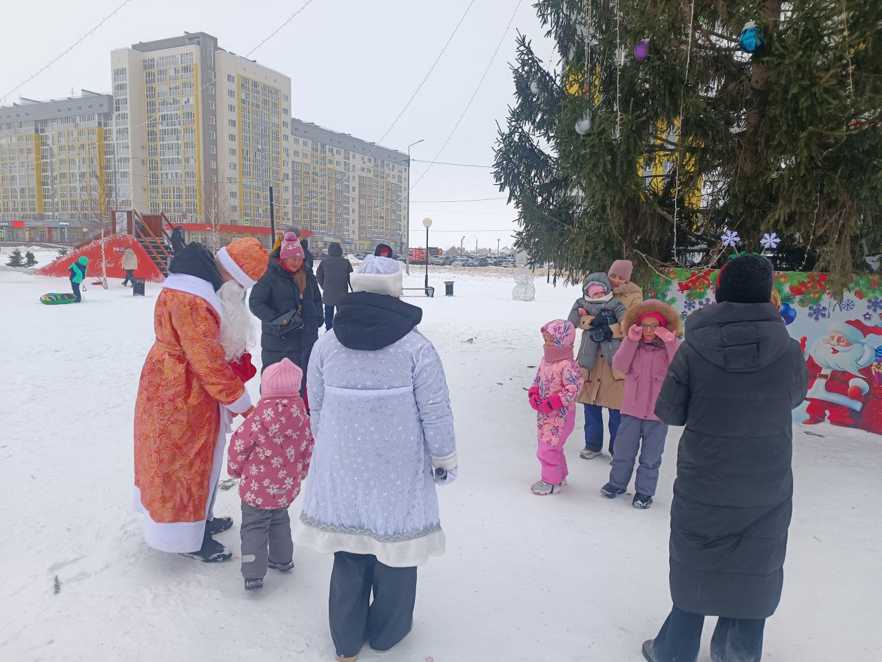 Сегодня на новогоднем городке студенты Стерлитамакского политехнического колледжа провели новогоднюю программу для жителей микрорайона «Западный» Сегодня на новогоднем городке студенты Стерлитамакского политехнического колледжа провели новогоднюю программу для жителей микрорайона «Западный»