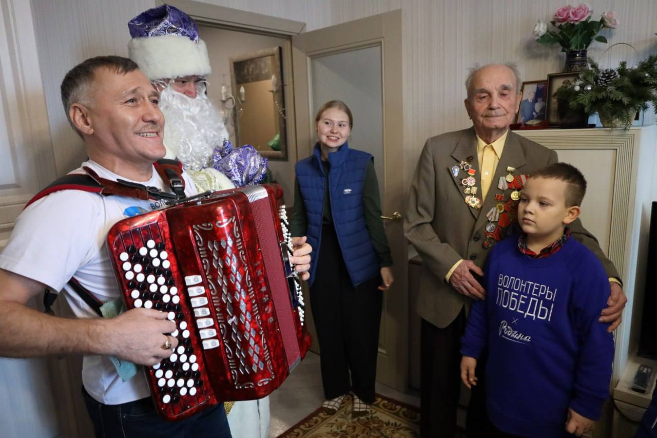 Фронтовиков и тружеников тыла поздравляют активисты Единой России и Волонтеров Победы - по всей стране продолжается акция «С Новым годом, ветеран!» Фронтовиков и тружеников тыла поздравляют активисты Единой России и Волонтеров Победы - по всей стране продолжается акция «С Новым годом, ветеран!»