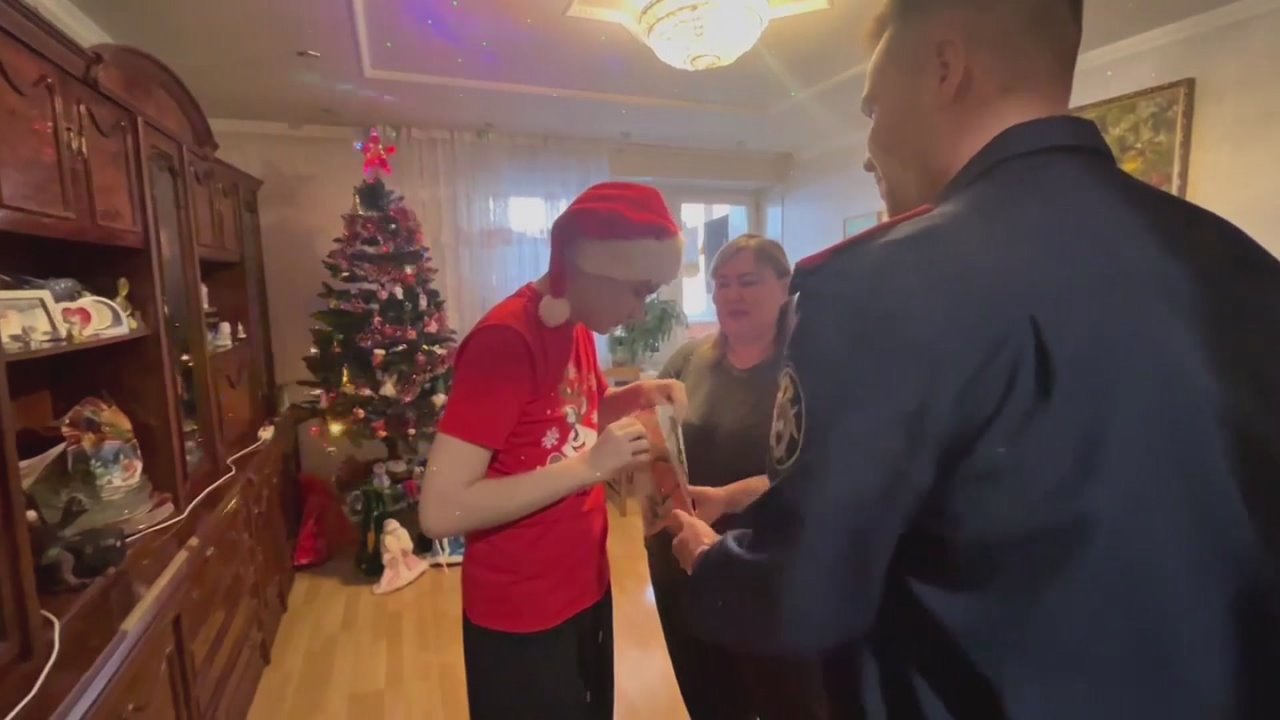 В Уфе руководитель и следователи районного следственного отдела исполнили новогоднее желание ребенка в рамках благотворительной акции «Елка желаний»