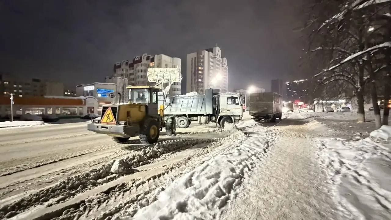 В Уфе круглосуточно убирают снег В Уфе круглосуточно убирают снег