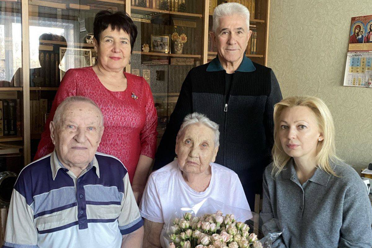 Фронтовиков и тружеников тыла поздравляют активисты Единой России и Волонтеров Победы - по всей стране продолжается акция «С Новым годом, ветеран!» Фронтовиков и тружеников тыла поздравляют активисты Единой России и Волонтеров Победы - по всей стране продолжается акция «С Новым годом, ветеран!»