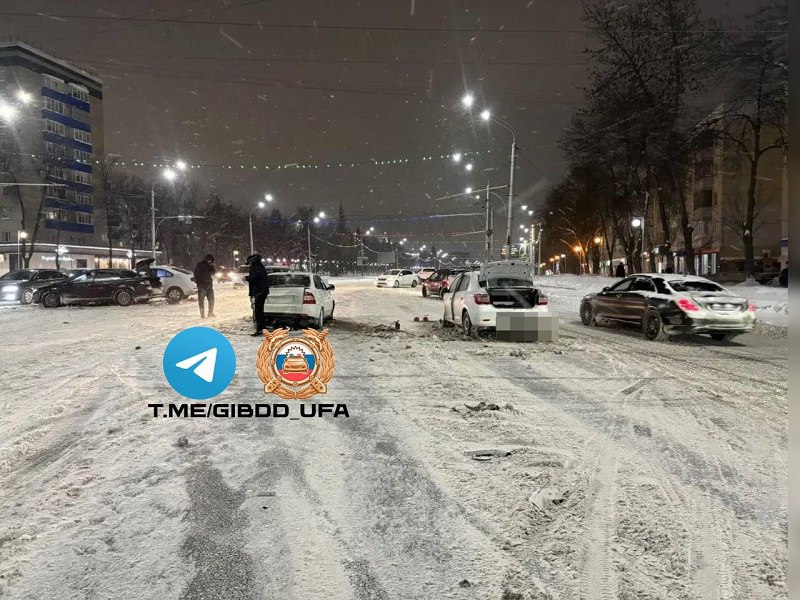 Врезались 6 автомобилей. ДТП произошло вчера около 23:00 на проспекте Октября в Уфе Врезались 6 автомобилей. ДТП произошло вчера около 23:00 на проспекте Октября в Уфе