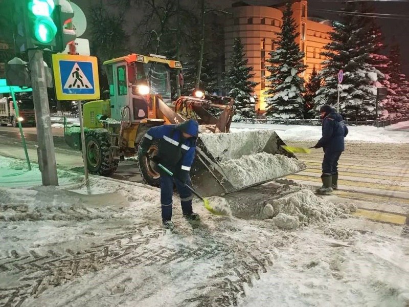 В Уфе круглосуточно убирают снег В Уфе круглосуточно убирают снег