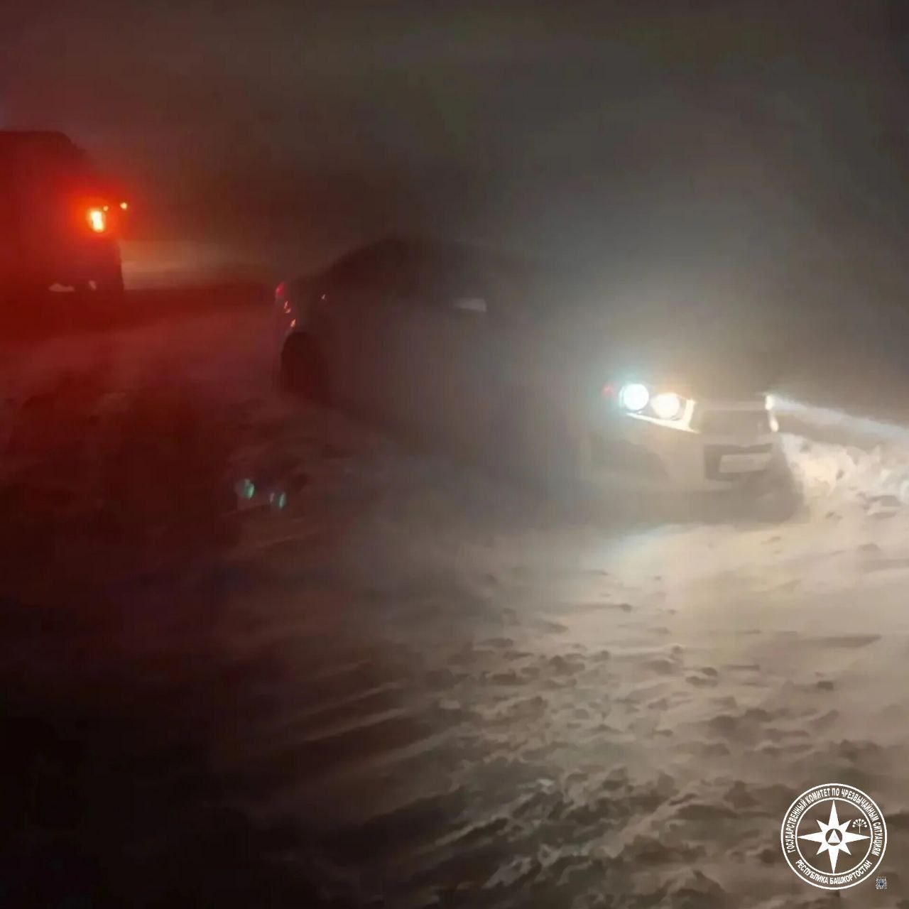 Спасли из снежного плена. Вчера на трассе Туймазы — Ильчимбетово спасатели помогли водителям, оказавшимся в сложной ситуации из-за непогоды