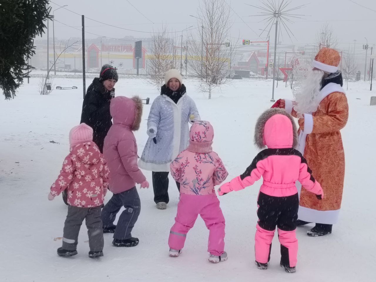 Сегодня на новогоднем городке студенты Стерлитамакского политехнического колледжа провели новогоднюю программу для жителей микрорайона «Западный» Сегодня на новогоднем городке студенты Стерлитамакского политехнического колледжа провели новогоднюю программу для жителей микрорайона «Западный»