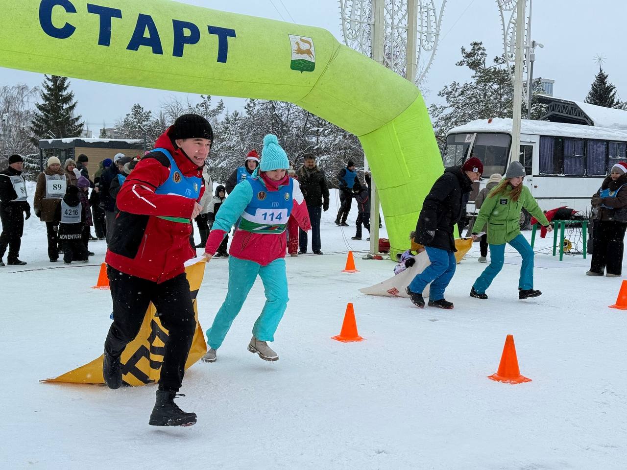 Семьи, на старт!. 6 января в парке «Кашкадан» состоялся яркий спортивный праздник – фестиваль «Новогодние семейные игры», организованный в рамках Декады спорта и здоровья