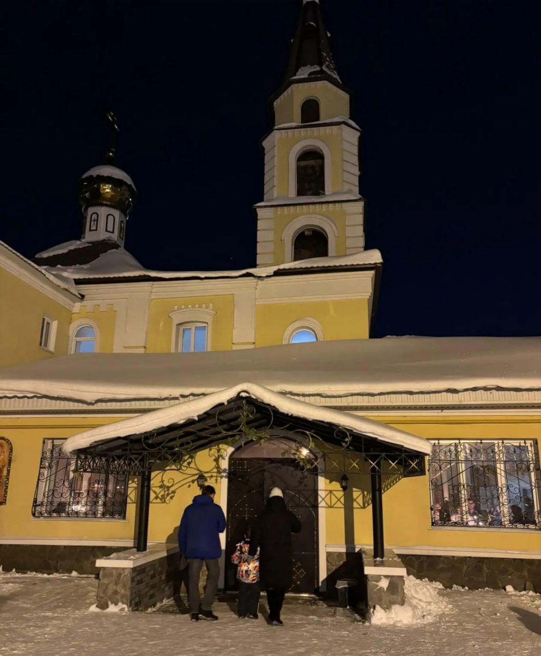 В рождественскую ночь во всех трёх православных храмах Стерлитамака прошли праздничные богослужения В рождественскую ночь во всех трёх православных храмах Стерлитамака прошли праздничные богослужения