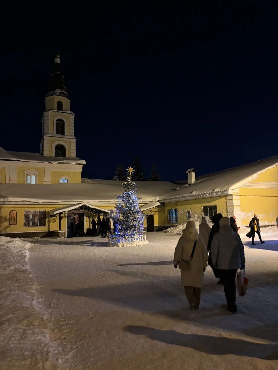 В рождественскую ночь во всех трёх православных храмах Стерлитамака прошли праздничные богослужения В рождественскую ночь во всех трёх православных храмах Стерлитамака прошли праздничные богослужения