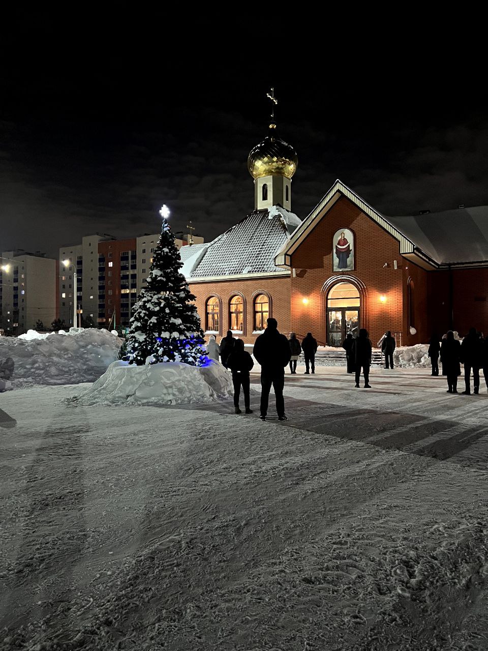 В рождественскую ночь во всех трёх православных храмах Стерлитамака прошли праздничные богослужения В рождественскую ночь во всех трёх православных храмах Стерлитамака прошли праздничные богослужения
