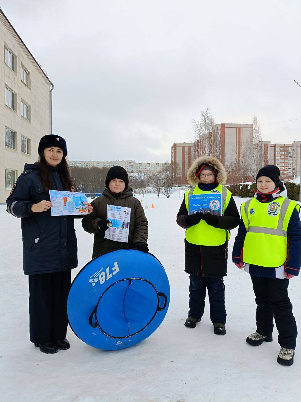 В рамках профилактической акции «Внимание-дети!» во время зимних каникул для учащихся МБОУ СОШ № 22 города Октябрьского организована акция «Новогодние каникулы — по правилам»