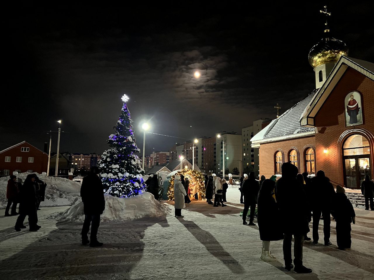 В рождественскую ночь во всех трёх православных храмах Стерлитамака прошли праздничные богослужения В рождественскую ночь во всех трёх православных храмах Стерлитамака прошли праздничные богослужения