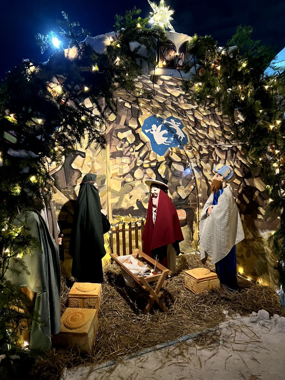 В рождественскую ночь во всех трёх православных храмах Стерлитамака прошли праздничные богослужения В рождественскую ночь во всех трёх православных храмах Стерлитамака прошли праздничные богослужения