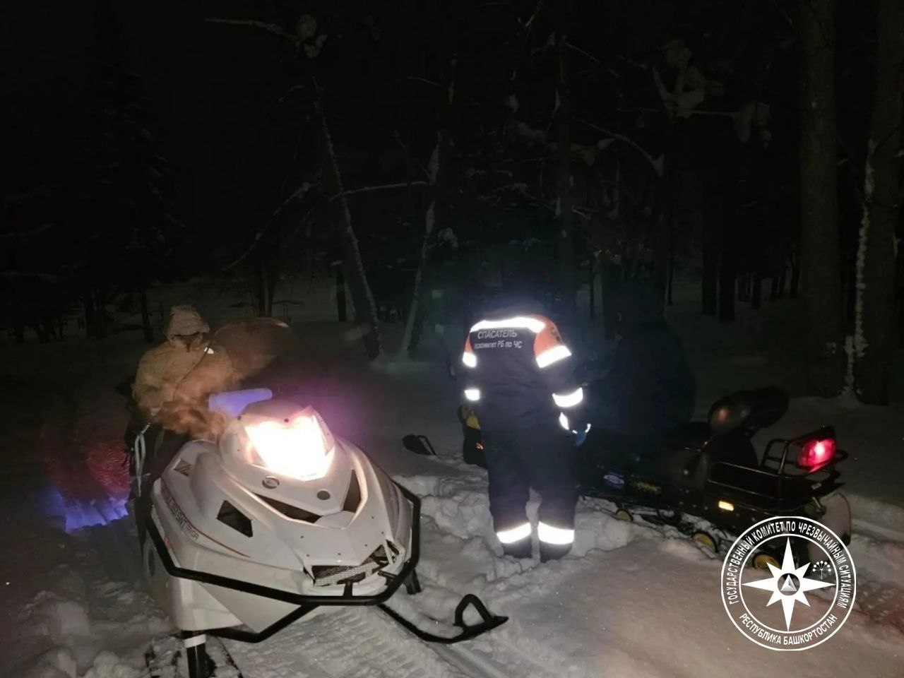 В Башкирии двое мужчин с ребенком застряли в лесу на снегоходе В Башкирии двое мужчин с ребенком застряли в лесу на снегоходе