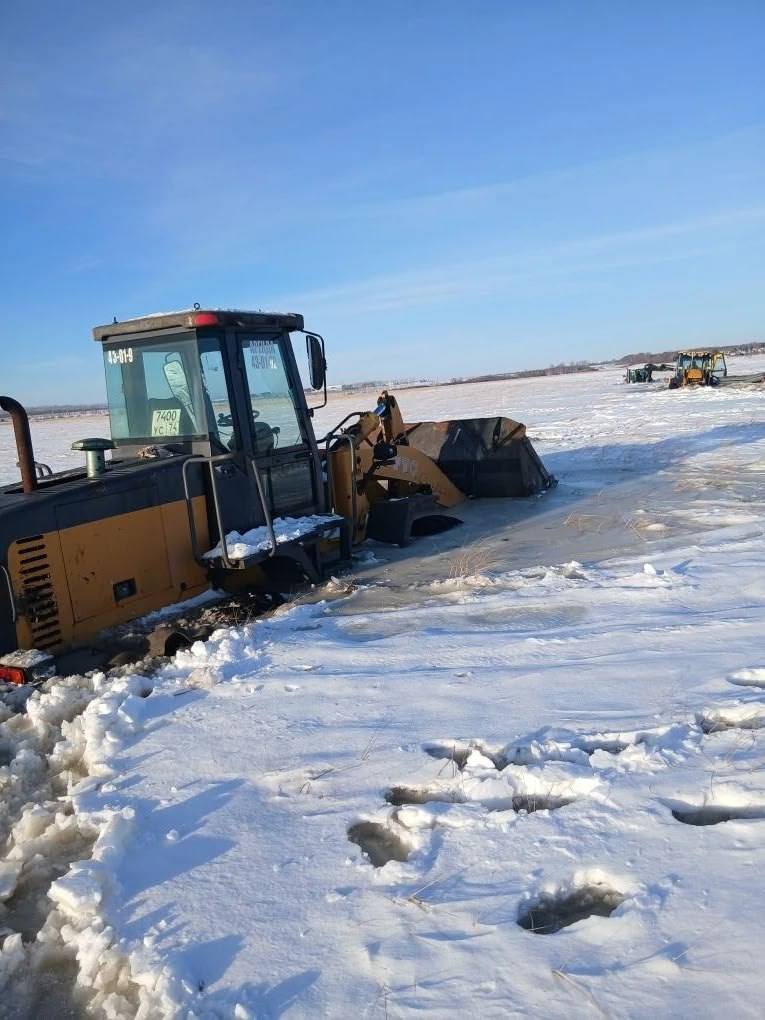 Сразу три трактора провалились под лед в Башкирии Сразу три трактора провалились под лед в Башкирии