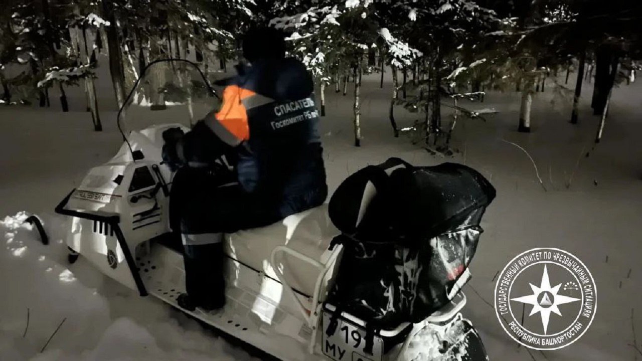 В Башкирии двое мужчин с ребенком застряли в лесу на снегоходе